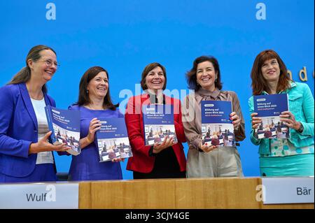 Vorstellung der OECD-Studie Bildung auf einen Blick 2025 am Dienstag 09.09.2025 a Berlino. Foto v.l.: Bettina Martin SPD, Praesidentin der Wissenschaftsministerkonferenz und Ministerin fuer Wissenschaft, Kultur, Bundes- und Europaangelegenheiten aus Mecklenburg-Vorpommern Katharina Guenther-Wuensch Günther-Wünsch, CDU, Senatorin Bär Foto Stock