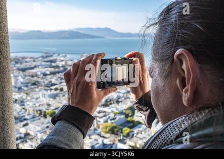 Donna fotografata su San Francisco, San Francisco, California, Stati Uniti Foto Stock