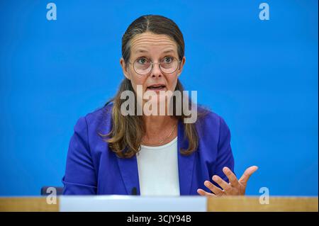 Vorstellung der OECD-Studie Bildung auf einen Blick 2025 am Dienstag 09.09.2025 a Berlino. Foto: Bettina Martin SPD, Praesidentin der Wissenschaftsministerkonferenz und Ministerin fuer Wissenschaft, Kultur, Bundes- und Europaangelegenheiten aus Mecklenburg-Vorpommern in Deutschland klafft laut einer OCSE-Analyse das Bildungsniveau junger Erwachsener immer weiter auseinander. 2024 hatten 15 Prozent der 25- bis 34-Jaehrigen weder die Fachhochschulreife noch eine Berufsausbildung, wie es in der vorgestellten Studie Bildung auf einen Blick heisst. DAS waren demnach zwei Prozentpunkte mehr als 2019 Foto Stock