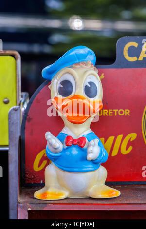 Den Bosch, Paesi Bassi - 12 maggio 2024: Statuetta Disney Paperino d'epoca su un mercato delle pulci a Den Bosch, Paesi Bassi Foto Stock