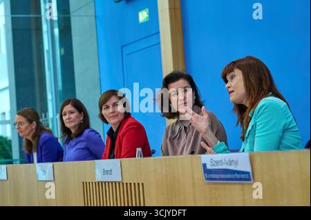 Vorstellung der OECD-Studie Bildung auf einen Blick 2025 am Dienstag 09.09.2025 a Berlino. Foto v.l.: Bettina Martin SPD, Praesidentin der Wissenschaftsministerkonferenz und Ministerin fuer Wissenschaft, Kultur, Bundes- und Europaangelegenheiten aus Mecklenburg-Vorpommern Katharina Guenther-Wuensch Günther-Wünsch, CDU, Senatorin Bär Foto Stock