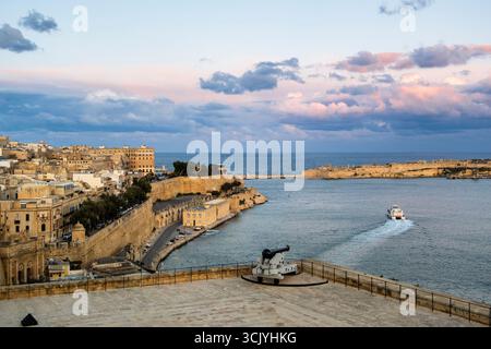 Lungomare, splendida vista della storica la Valletta con i giardini inferiori di Barrakka, presi dal giardino superiore di Barrakka, capitale, Malta Foto Stock