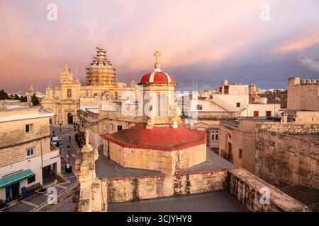 Skyline di Rabat con la cupola della chiesa di San Paolo sulla sinistra durante il tramonto, Rabat Mdina, Malta Foto Stock