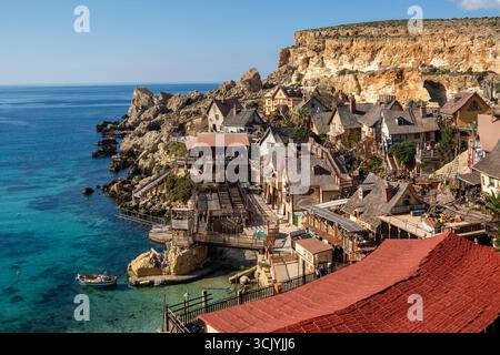 Pittoresco e colorato villaggio di braccio di ferro nella baia di Anchor, Malta Foto Stock