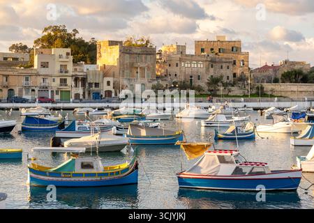 Splendida vista di Marsaxlokk, tradizionale villaggio di pescatori maltesi a sud dell'isola, Malta Foto Stock