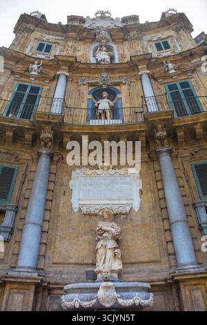 Quattro Canti, iconico monumento urbano barocco del XVII secolo, Palermo, Sicilia, Italia. 4 facciate concave, colonne classiche pilastri, capitelli compositi Foto Stock