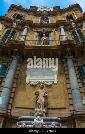 Quattro Canti, iconico monumento urbano barocco del XVII secolo, Palermo, Sicilia, Italia. 4 facciate concave, colonne classiche pilastri, capitelli compositi Foto Stock