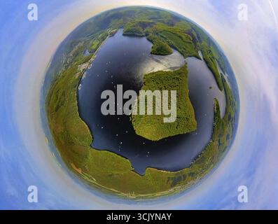 Vista aerea, Rursee con l'isola di Eichert e la penisola di Tonsberg, la diga di Rur Schwammenauel e la navigazione Rursee con barche a vela, Hasenfeld, Heimbach, N Foto Stock