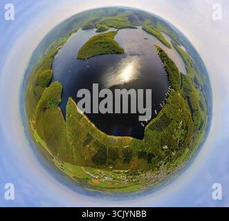 Vista aerea, Rursee con l'isola di Eichert e la penisola di Tonsberg, la diga di Rur Schwammenauel e la navigazione Rursee con barche a vela, Hasenfeld, Heimbach, N Foto Stock
