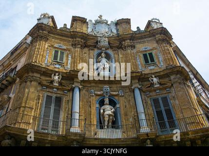 Quattro Canti, iconico monumento urbano barocco del XVII secolo, Palermo, Sicilia, Italia. 4 facciate concave, colonne classiche pilastri, capitelli compositi Foto Stock