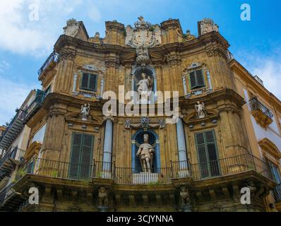 Quattro Canti, iconico monumento urbano barocco del XVII secolo, Palermo, Sicilia, Italia. 4 facciate concave, colonne classiche pilastri, capitelli compositi Foto Stock