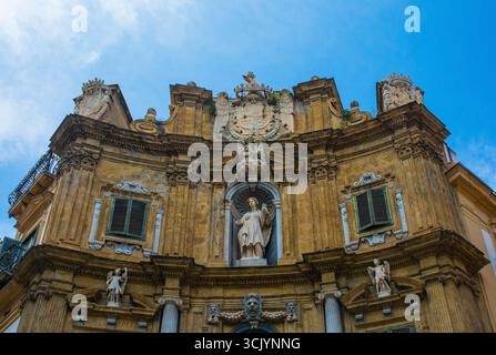 Quattro Canti, iconico monumento urbano barocco del XVII secolo, Palermo, Sicilia, Italia. 4 facciate concave, colonne classiche pilastri, capitelli compositi Foto Stock