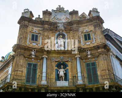 Quattro Canti, iconico monumento urbano barocco del XVII secolo, Palermo, Sicilia, Italia. 4 facciate concave, colonne classiche pilastri, capitelli compositi Foto Stock