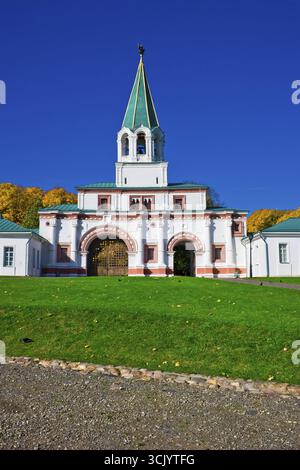 Cancelli in pietra a tetto alto a Kolomenskoye, Mosca Foto Stock