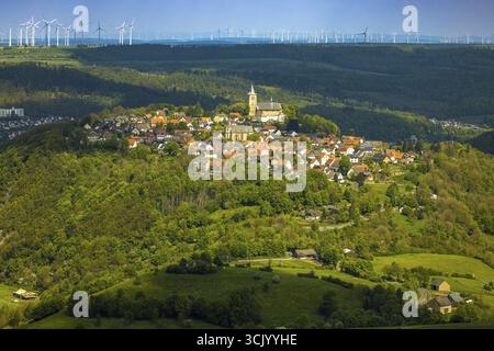 Veduta aerea, zona residenziale vista città Obermarsberg su una collina boscosa, di fronte alla chiesa cattolica di San Nicola, nella chiesa collegiata di San Nicola sul retro Foto Stock
