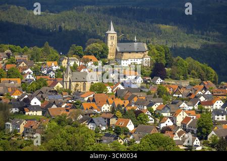 Vista aerea, area residenziale vista locale Obermarsberg su una montagna boscosa, di fronte alla chiesa cattolica romana St. Nikolaikirche, dietro la chiesa collegiale St. PE Foto Stock