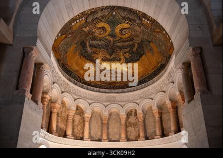 Primo piano dell'unico mosaico bizantino nell'Oratorio di Germigny-des-Prés, Francia, raffigurante l'Arca dell'Alleanza, un raro carolingio del IX secolo Foto Stock