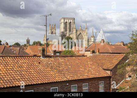 Ammira i tetti in tegole rosse di York, Inghilterra, verso il famoso splendore architettonico gotico della cattedrale di York Foto Stock