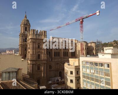 Málaga, Spagna - 8 settembre 2025: Lavori di costruzione sul tetto della cattedrale di Malaga. Foto Stock