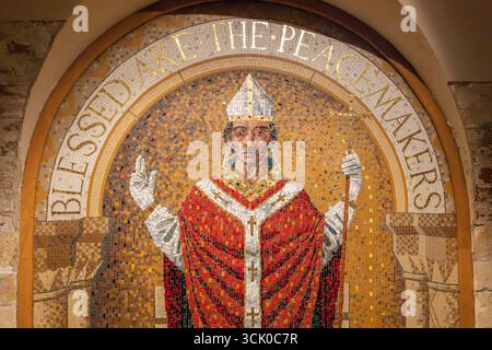 Mosaico di figura religiosa all'interno della York Minster, in Inghilterra, con mitra, bastone e gesto di benedizione sotto l'iscrizione "Beati i Peacemakers" Foto Stock