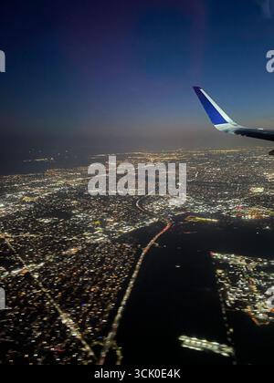 Una vista dell'area metropolitana di New York da un volo della Delta Airlines al crepuscolo, 2025, New York City, Stati Uniti Foto Stock