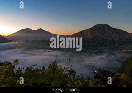 Alba sul Monte Batur dal villaggio di Pinggan a Kintamani Bali Indonesia Foto Stock