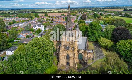 Vista aerea della chiesa di St Oswalds a Winwick, guardando verso est. Il curch è registrato nel Domesday Book del 1086. Foto Stock