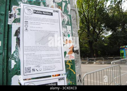 New York City, New York, USA - 06 settembre 2025: Avviso del Dipartimento di salute e igiene mentale di NYC che i pesticidi saranno spruzzati. Foto Stock