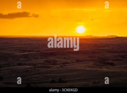 Una vista aerea mozzafiato e colorata cattura le colline e il paesaggio mozzafiato del Parco Nazionale Theodore Roosevelt al tramonto Foto Stock