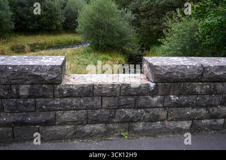 Atti vandalici....mancano i muri di pietra intorno ai vicoli di campagna al largo di Rivington Chorley Lancashire UK United Utilities Foto Stock