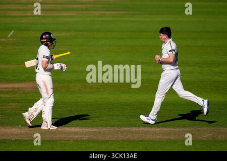 Rory Burns del Surrey parte dopo essere stato bocciato per 54 da Ethan Bamber (a destra) del Warwickshire durante il secondo giorno del Rothesay County Championship Division One match al Kia Oval di Londra. Data foto: Martedì 9 settembre 2025. Foto Stock