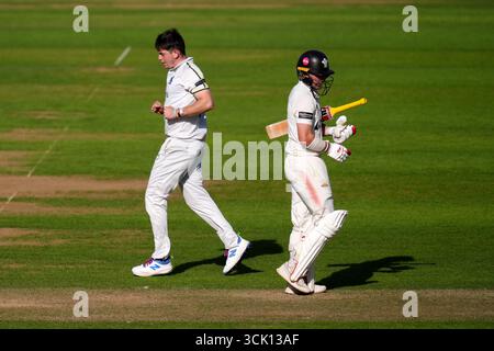 Rory Burns del Surrey parte dopo essere stato bocciato per 54 da Ethan Bamber (a sinistra) del Warwickshire durante il secondo giorno del Rothesay County Championship Division One match al Kia Oval di Londra. Data foto: Martedì 9 settembre 2025. Foto Stock