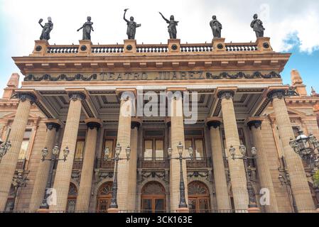 09 07 2025 Guanajuato Mexico facciata frontale del Teatro Juarez, un punto di riferimento storico nel centro della città caratterizzato da colonne e statue neoclassiche, popolare Foto Stock