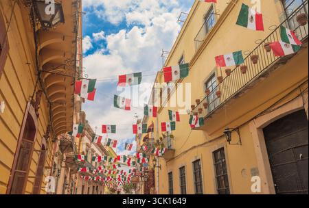 07 09 2025 Guanajuato Mexico Guanajuato Street con decorazioni festose per il giorno dell'indipendenza del Messico, che mostrano l'architettura coloniale e il vivace cultu Foto Stock