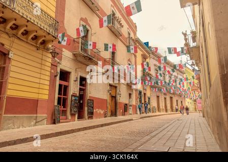 07 09 2025 Guanajuato Mexico Guanajuato Street con decorazioni festose per il giorno dell'indipendenza del Messico, che mostrano l'architettura coloniale e il vivace cultu Foto Stock