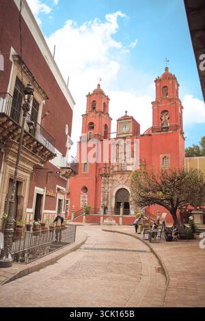 07 09 2025 Guanajuato Messico Vista maestosa del Tempio di San Francisco a Guanajuato, Messico, catturato dalla strada in una giornata di sole, simbolo di co Foto Stock