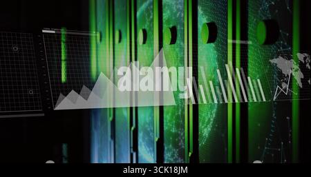Rack per server illuminati a LED verdi che mostrano grafici a linee o barre traslucidi, proiezione delle mappe mondiali nel datacente Foto Stock