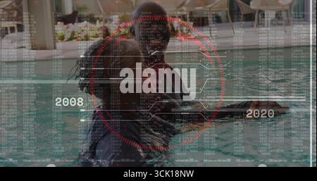 Istruttore senior in piedi e studente in muta che analizza i dati sovrapposti nella piscina termale, con reticolo Foto Stock