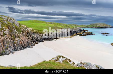 Achmelvich Lochinver Sutherland Scotland un cielo scuro mare turchese pallido e la sabbia bianca di Vestey's Beach Foto Stock