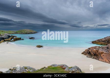 Achmelvich Lochinver Sutherland Scotland, un cielo scuro e un mare turchese e la sabbia bianca di Vestey's Beach Foto Stock