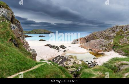 Achmelvich Lochinver Sutherland Scozia cielo scuro e sabbia bianca di Vestey's Beach Foto Stock