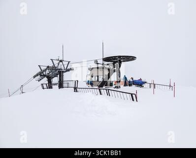 Impianti di risalita operativi in una giornata invernale innevata in cima a una località montana giapponese Foto Stock