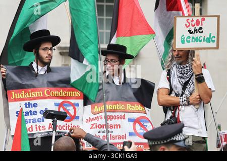 Londra, Regno Unito 9 settembre 2025. Protesta pro palestinese fuori Downing Street contro l'arrivo del presidente israeliano Isaac Herzog, poco dopo che Israele ha attaccato i leader di Hamas a Doha. Il primo Ministro britannico Keir Starmer dovrebbe parlare con lui. Credito : Monica Wells/Alamy Live News Foto Stock
