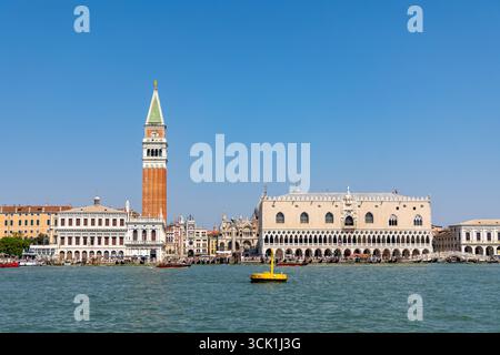 Venezia, Italia, 11 agosto 2025: Campanile di San Marco e lungomare del Palazzo dei Dogi Foto Stock