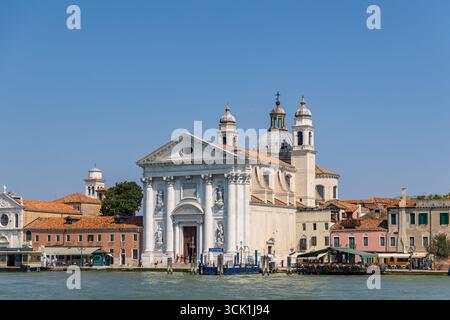 Venezia, Italia, 11 agosto 2025: Chiesa dei Gesuati con vista sul lungomare delle Zattere Foto Stock