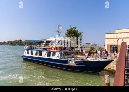 Venezia, Italia, 11 agosto 2025: Tour in barca ormeggiata al molo dell'isola di Venezia Foto Stock