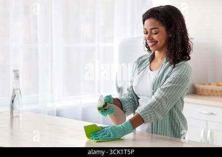Pulizia perfetta, lavori domestici, perfezionismo nella cucina bianca minimalista, spazio libero Foto Stock