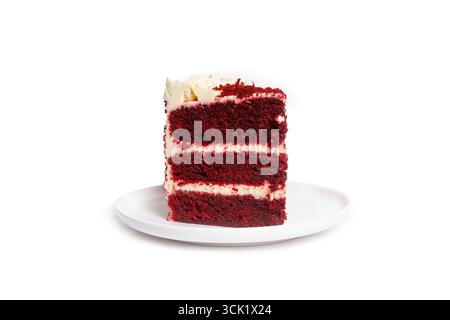 Una fetta di torta di velluto rosso su un piatto bianco isolato su uno sfondo bianco con spazio di copia Foto Stock
