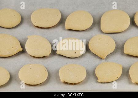 Biscotti fatti in casa con glassa di meringa, appena sfornati su sfondo bianco con spazio per le copie Foto Stock