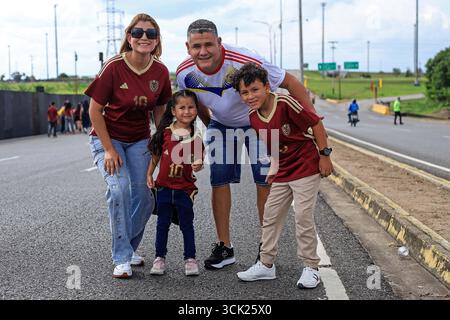Maturin, Venezuela. 9 settembre 2025. I tifosi del Venezuela posano per la foto prima della partita tra Venezuela e Colombia per il 18° turno delle qualificazioni FIFA 2026, al Maturin Monumental Stadium, a Maturin, Venezuela, il 9 settembre 2025. Foto: Alejandro Teran/DiaEsportivo/Alamy Live News crediti: DiaEsportivo/Alamy Live News Foto Stock